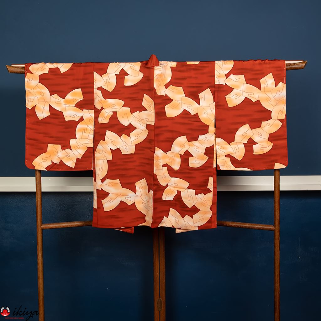 Haori da donna in seta rossa con ventagli stilizzati - immagine 2