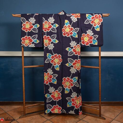 Yukata, kimono estivo blu indaco con rose colorate