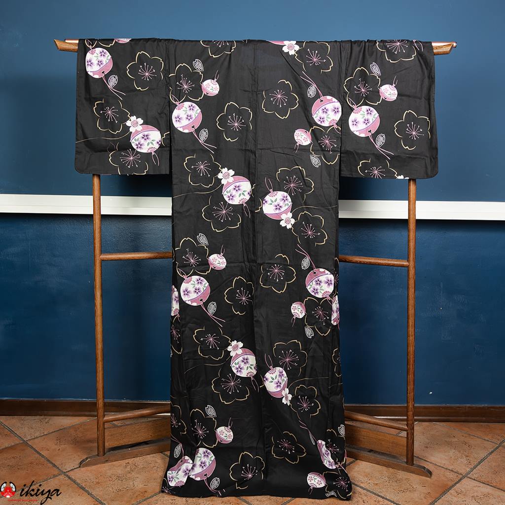 Yukata, kimono estivo nero con sakura e sonagli
