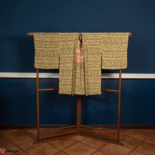 Haori da donna in seta "chirimen" verde con fantasia etnica